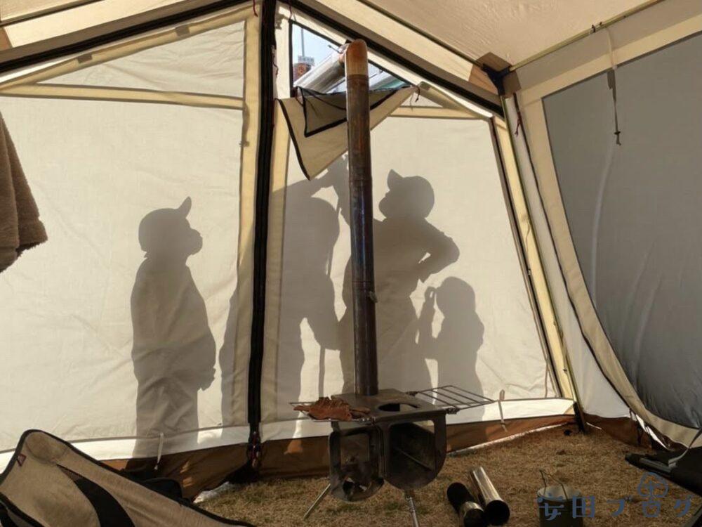 薪ストーブと人影