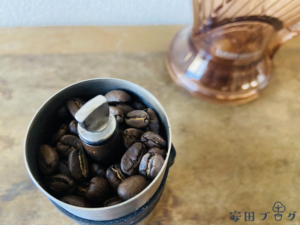 コーヒー豆とハンドミル